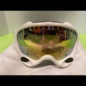 Oakley White Snowboard Goggles. Cloth Bag Included.